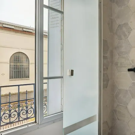 Apartment Comfort And Modernity At Saint-ouen *